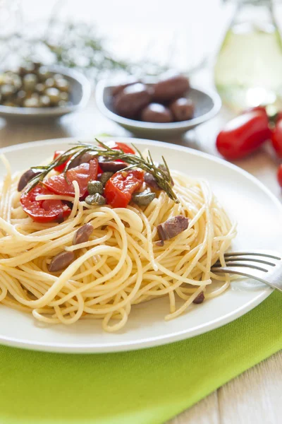 Italienska spaghetti pasta med körsbärstomater — Stockfoto