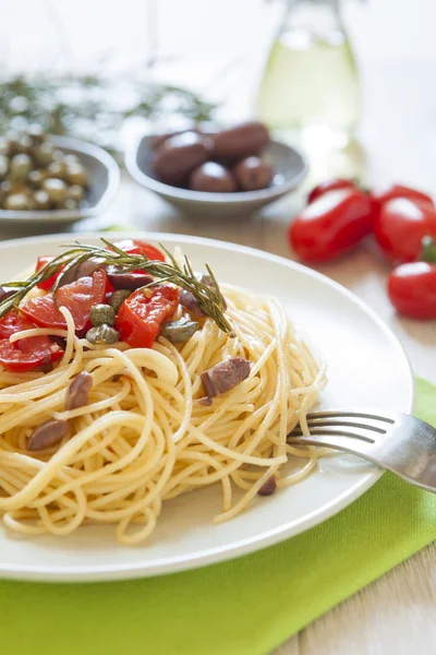 Italienska spaghetti pasta med körsbärstomater — Stockfoto