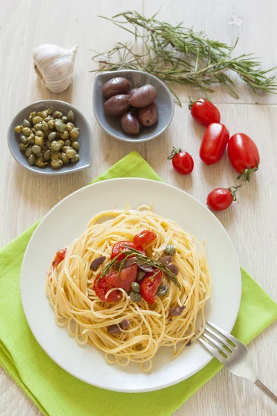 Włoskie spaghetti makarony z pomidorkami — Zdjęcie stockowe