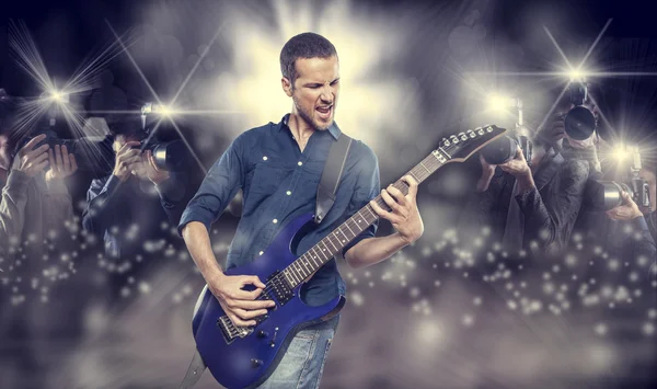 Jeune homme jouant de la guitare électrique — Photo