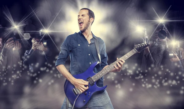 Joven tocando la guitarra eléctrica — Foto de Stock