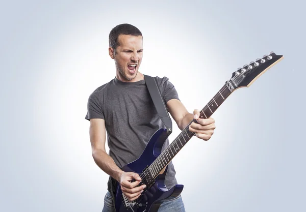 Schöner junger Mann spielt E-Gitarre — Stockfoto