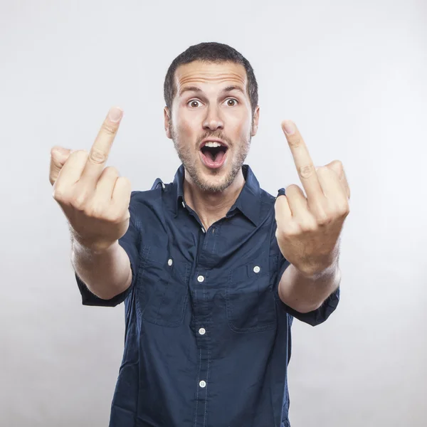 Junger Mann zeigt Mittelfinger — Stockfoto