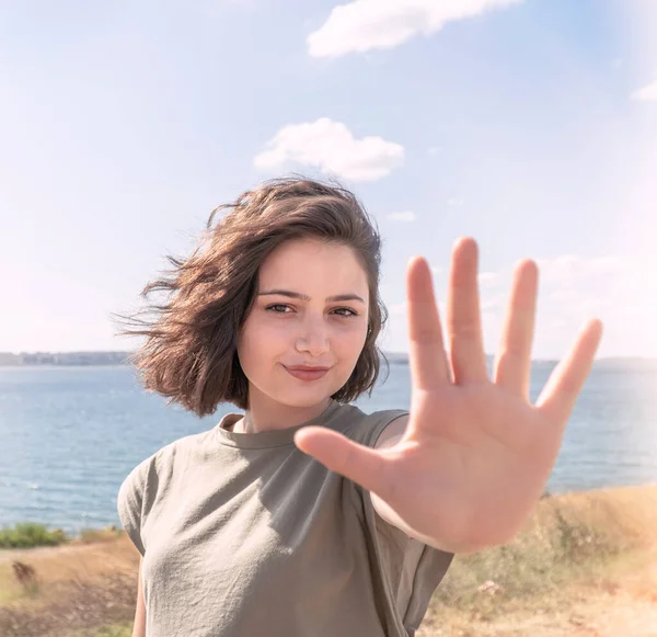 Vacker Glad Ung Kvinna Gör Stopp Tecken Med Handen Stockfoto