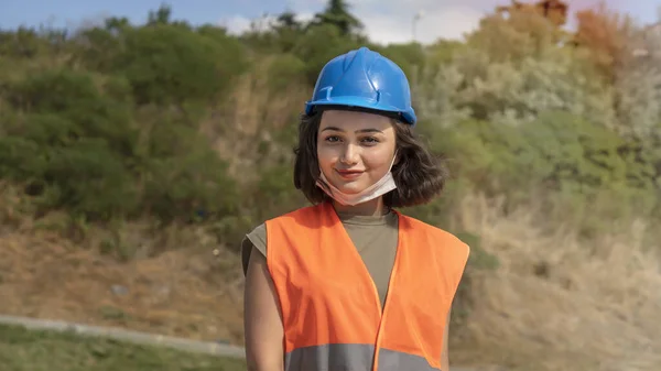 Porträtt Härlig Glad Ung Kvinna Ingenjör Eller Arbetare Enhetlig Och Stockfoto