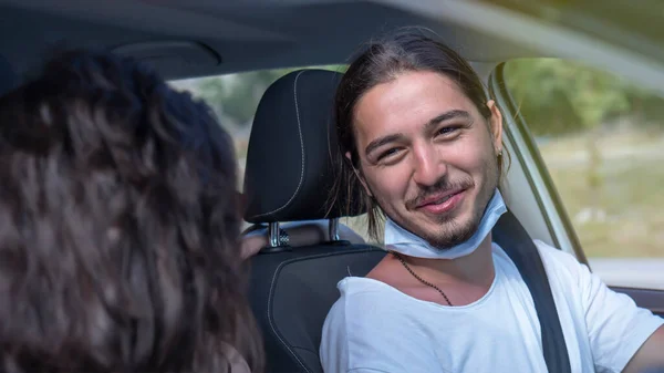 Boldog Fiatal Pár Arcmaszkos Barátok Ülnek Kocsiban Beszélgetnek Egymással Utazás Jogdíjmentes Stock Képek