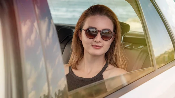 Ευτυχισμένη Νεαρή Όμορφη Γυναίκα Γυαλιά Ηλίου Κάθεται Στο Αυτοκίνητο Κοιτάζοντας Φωτογραφία Αρχείου