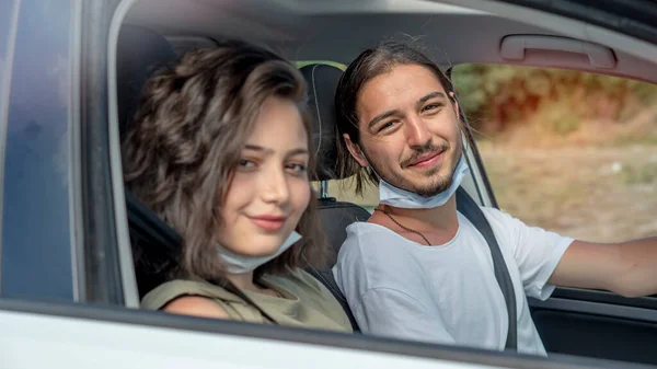 Boldog Fiatal Pár Arcmaszkos Barátok Ülnek Kocsiban Beszélgetnek Egymással Utazás Stock Kép