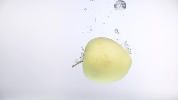 Una Manzana Jugosa Cae Agua Con Salpicaduras Burbujas Cámara Lenta — Vídeos de Stock
