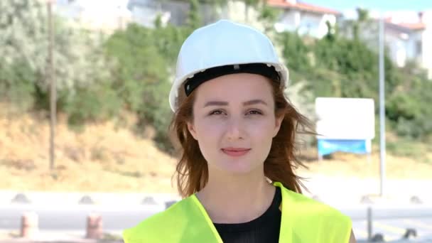 Portræt Attraktiv Ung Kvindelig Ingeniør Eller Arbejder Ensartet Beskyttende Hvid – Stock-video