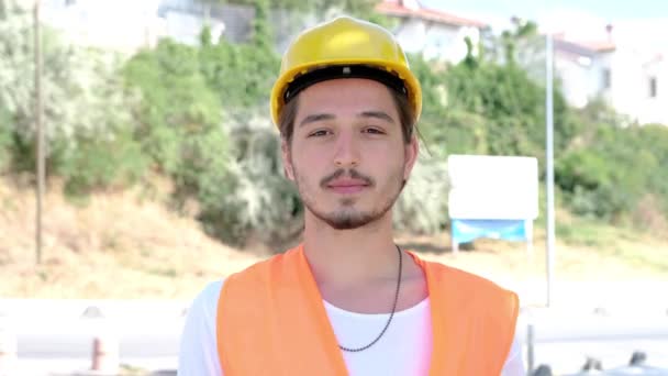 Retrato Hombre Ingeniero Trabajador Con Casco Amarillo Mirando Cámara Sintiéndose — Vídeo de stock
