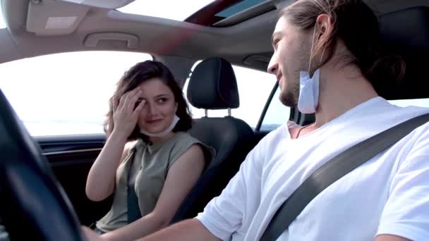 Jovem Casal Feliz Amigos Com Máscaras Faciais Sentados Carro Conversando — Vídeo de Stock