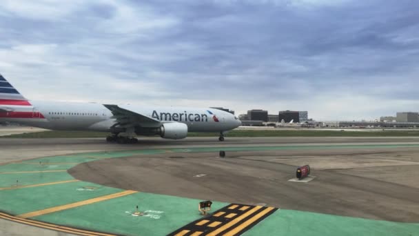 American Airlines Jet Taxi's aan baan — Stockvideo