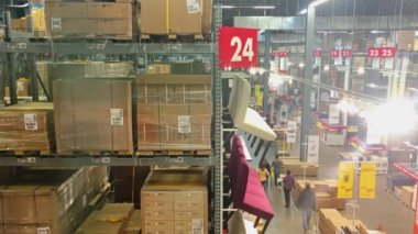 Büyük kutu mobilya mağazasında alışveriş