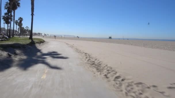 POV fietsen op Venice Beach — Stockvideo