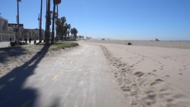 Andar de bicicleta na praia de Veneza POV — Vídeo de Stock