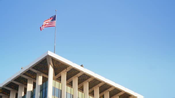 Amerikanische flagge auf dem ufer des america tower in beverly hills — Stockvideo