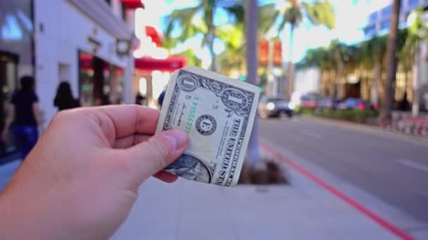 Caminar con dinero en Rodeo Drive — Vídeo de stock