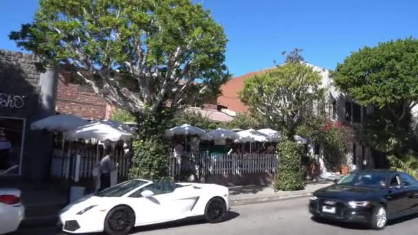 Driving Past The Ivy Restaurant in Los Angeles — Αρχείο Βίντεο