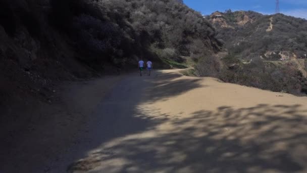 Senderistas en Runyon Canyon — Vídeo de stock