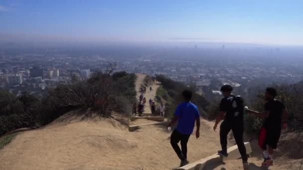 Hikers in Runyon Canyon State Park — Stok video