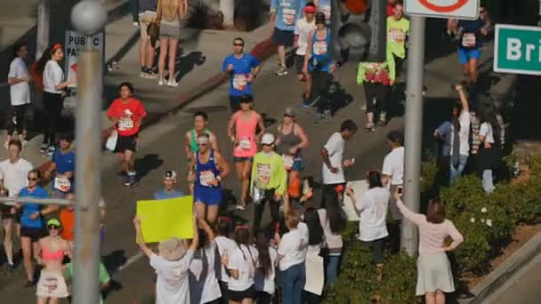 Marathonteilnehmer laufen Rodeo-Laufwerk hinunter — Stockvideo