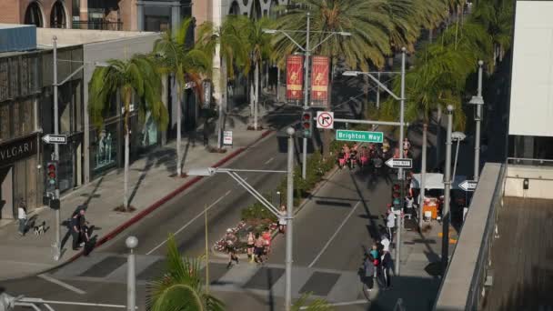 LA Marathon Runners Race Down Rodeo Drive 60fps — Vídeos de Stock