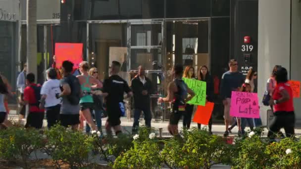 Spectators Cheer Participants in the LA Marathon — Stok video