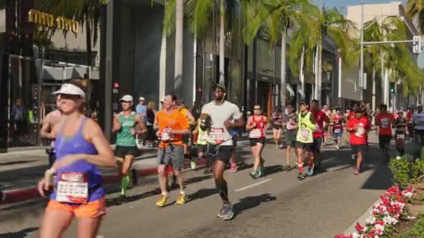Runners Race Down Rodeo Drive in Beverly Hills — Stockvideo