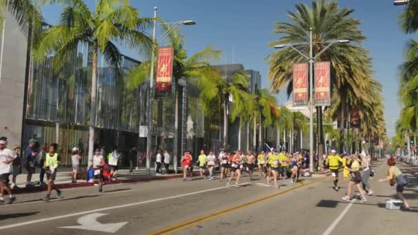 Participants in the LA Marathon Run Down Rodeo Drive — стокове відео