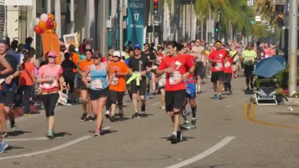 Participan en la Maratón de Los Ángeles en Rodeo Drive — Vídeo de stock