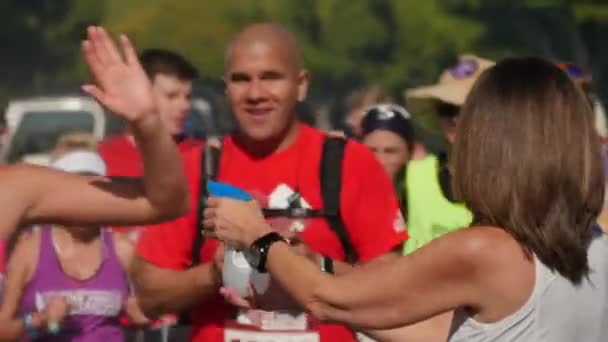 Racers Get Cooled Off while Running in the LA Marathon — Wideo stockowe