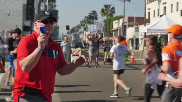 Spettatore eccitato incoraggia i partecipanti alla maratona di LA — Video Stock