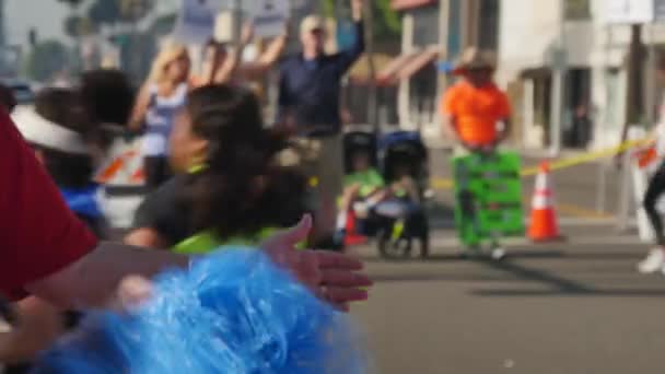 Aufgeregter Zuschauer macht Teilnehmern beim Marathon Mut — Stockvideo