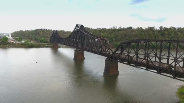 Puente de ferrocarril industrial en Pennsylvania occidental — Vídeo de stock