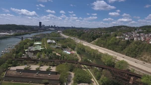 Slowly Moving Aerial View Pittsburgh Skyline — 图库视频影像