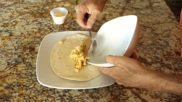 Ein Käse Burrito zu Hause machen — Stockvideo