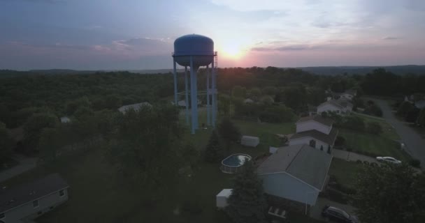 Widok z lotu ptaka typowe zachodniej Pensylwanii okolicy o zachodzie słońca — Wideo stockowe