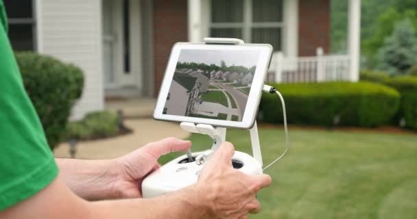 Człowiek leci Drone Uav w dzielnicy mieszkalnej — Wideo stockowe