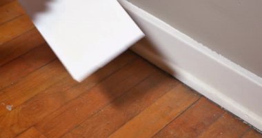 Yapışkan fare kapanı ev yere yerleştirerek adam