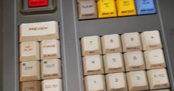 Um Editor marca de prensas e Mark Out botões em um controlador de edição — Vídeo de Stock