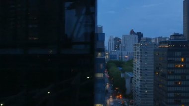 Roosevelt Adası tramvay Manhattan'dan alacakaranlıkta havadan görünümü