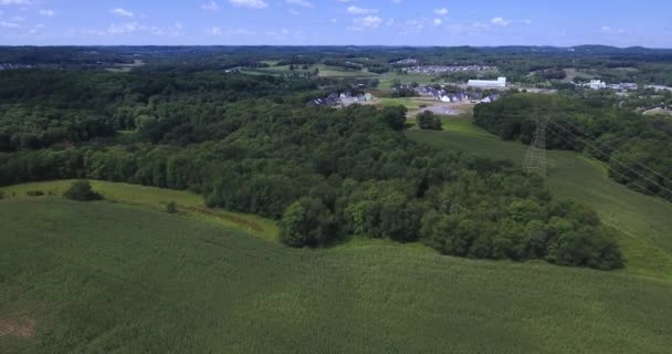 Alto ángulo aéreo sobre tierras agrícolas y bosques cerca de un oeste de Pensilvania — Vídeos de Stock