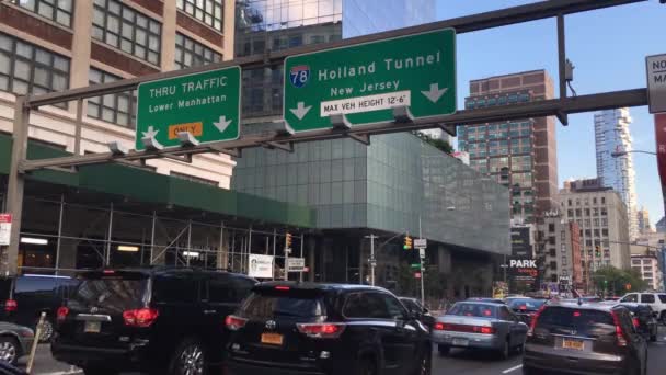 Manhattan spitsuur verkeer hoofden naar de Holland Tunnel — Stockvideo