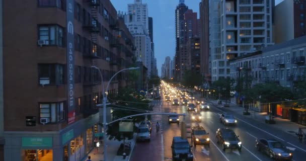 Vista aérea noturna de Manhattan a partir de Roosevelt Island Tram — Vídeo de Stock