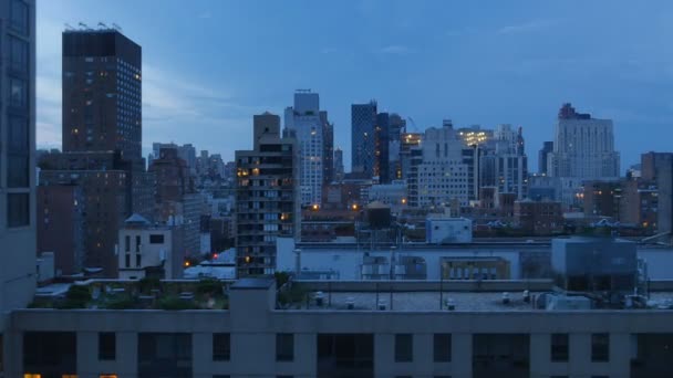 Alkonyatkor a légi felvétel a Manhattan-től villamos Roosevelt Island — Stock videók