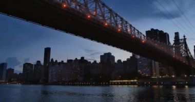 Akşam veya alacakaranlıkta kurulması çekim Midtown Manhattan ve Queensboro Köprüsü