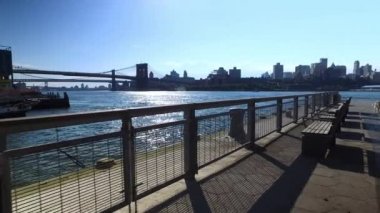 Brooklyn manzarası ve Pier 15 Doğu Nehri Esplanade görüldüğü gibi Köprüsü
