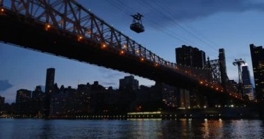 Akşam Ed Koch Queensboro Bridge Roosevelt Adası tramvay ile görüntüsünü oluşturma