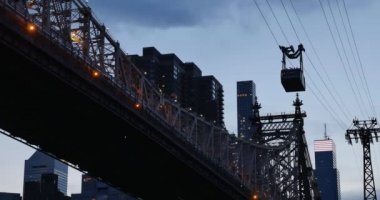 Roosevelt Adası tramvay Queensboro Köprüsü yanında kadeh akşam